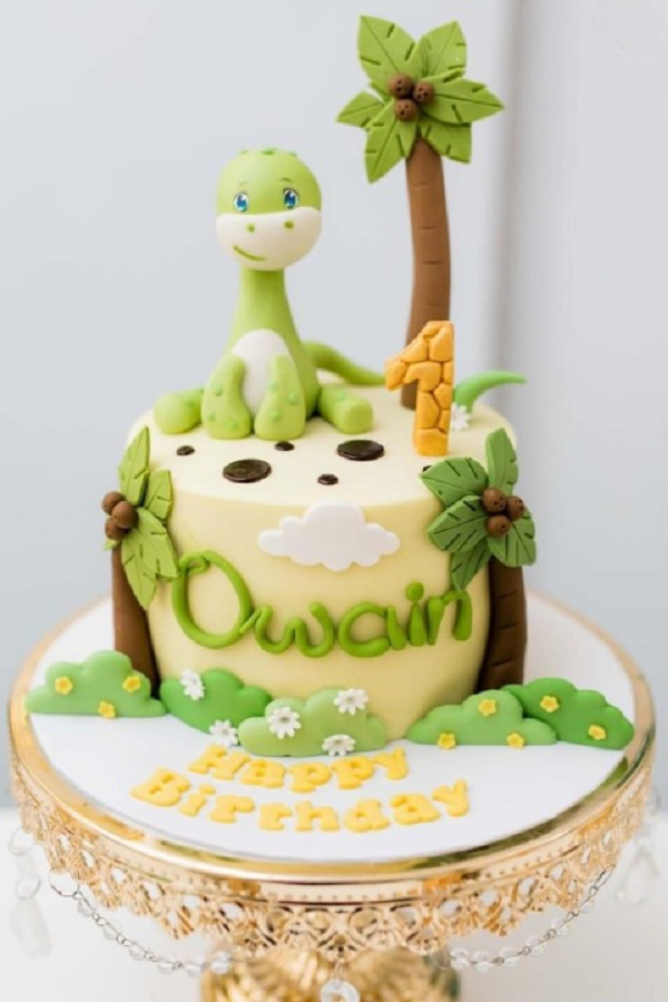Bánh sinh nhật bé trai trang trí khủng long và cây cối sinh động.