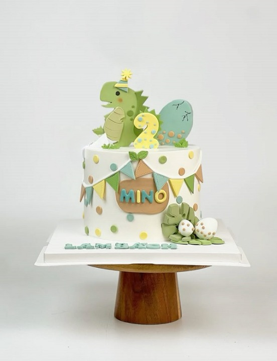 Bánh kem vẽ hình khủng long baby với chi tiết dễ thương cho bé nhỏ.