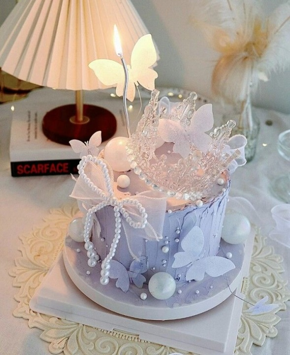 Bánh kem vương miện trang trí bướm lấp lánh sang trọng