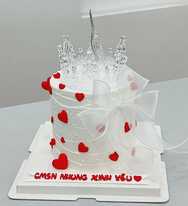 Bánh kem vương miện sang trọng với họa tiết trái tim ngọt ngào