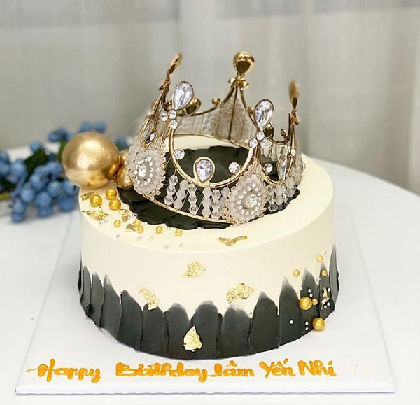 Mẫu bánh sinh nhật vương miện phối màu vàng và đen ấn tượng