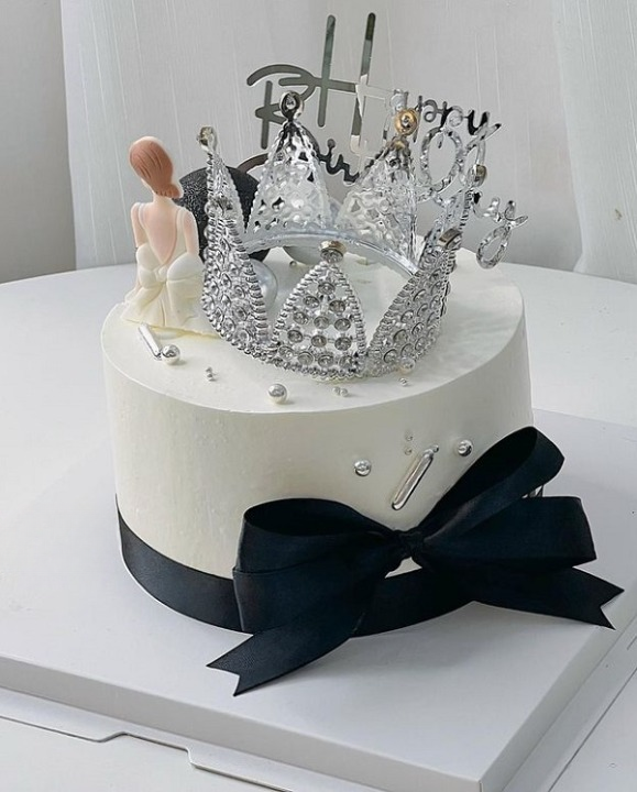 Bánh kem vương miện bạc kết hợp ruy băng đen trang trí sang trọng