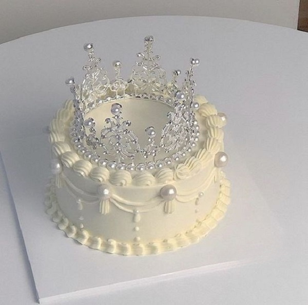 Xu hướng bánh vương miện phủ kim tuyến thổi bay lung linh