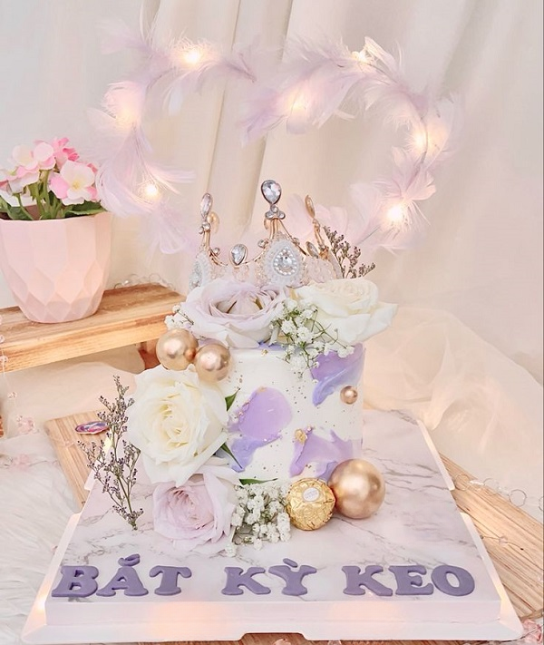 Mẫu bánh kem vương miện kết hợp với hoa tươi xinh xắn