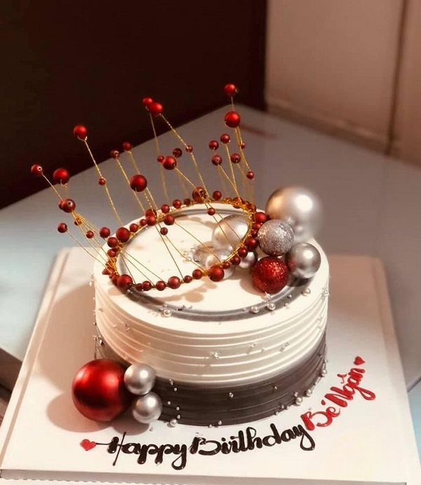 Mẫu bánh kem vương miện đen tối giản nhưng đầy quyền lực