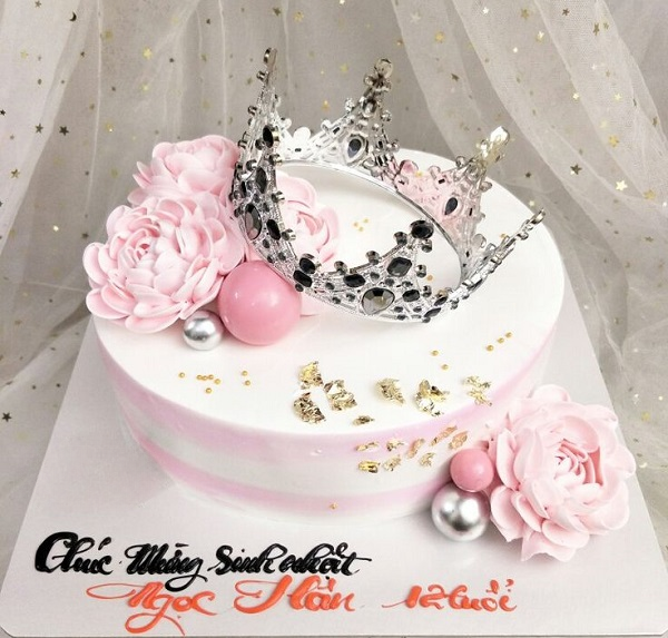 Bánh sinh nhật vương miện hoa kem tươi với tone màu pastel nhẹ nhàng