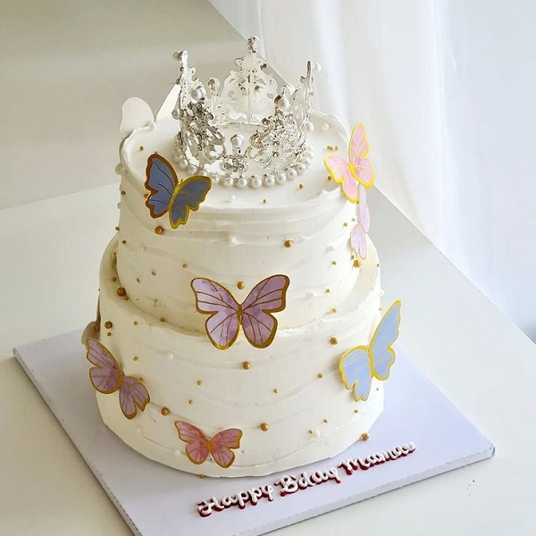 Mẫu bánh sinh nhật vương miện với họa tiết bướm bay đẹp mắt