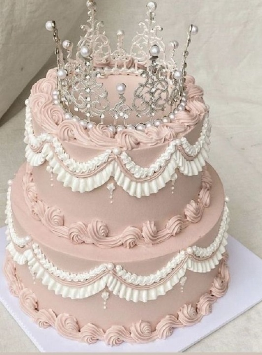 Mẫu bánh kem vương miện đính ngọc trai lộng lẫy
