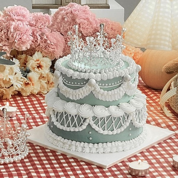 Mẫu bánh kem vương miện 2 tầng sang trọng