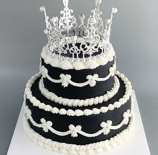 Mẫu bánh sinh nhật vương miện đen huyền bí phong cách hoàng gia