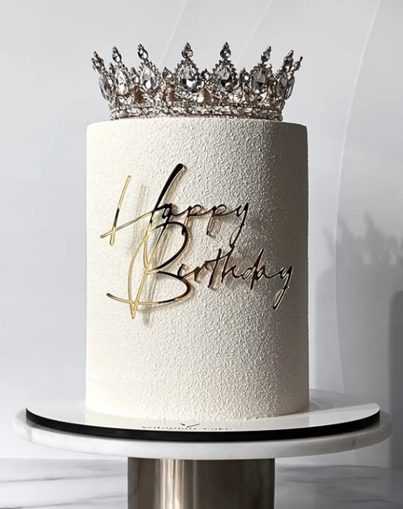 Mẫu bánh sinh nhật vương miện phong cách tối giản nhưng vẫn cuốn hút