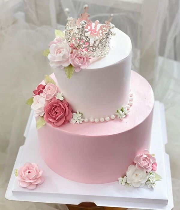 Bánh kem vương miện lắp lánh ngày kỷ niệm cưới