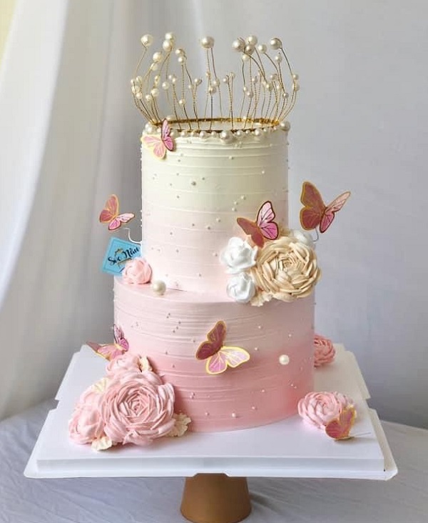 Bánh kem vương miện trang trí hoa kem tươi sang trọng