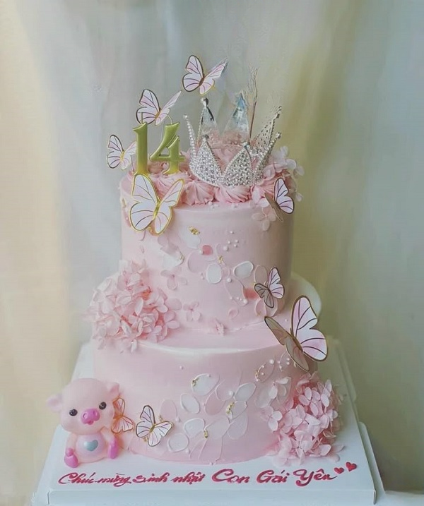 Bánh kem vương miện 2 tầng màu hồng với bướm bay tạo hiệu ứng lung linh cho bé gái