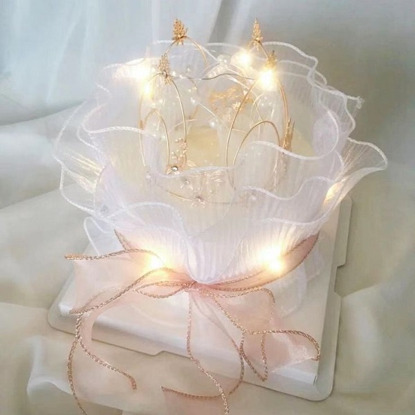 Bánh kem vương miện lắp lánh cho tiệc cưới