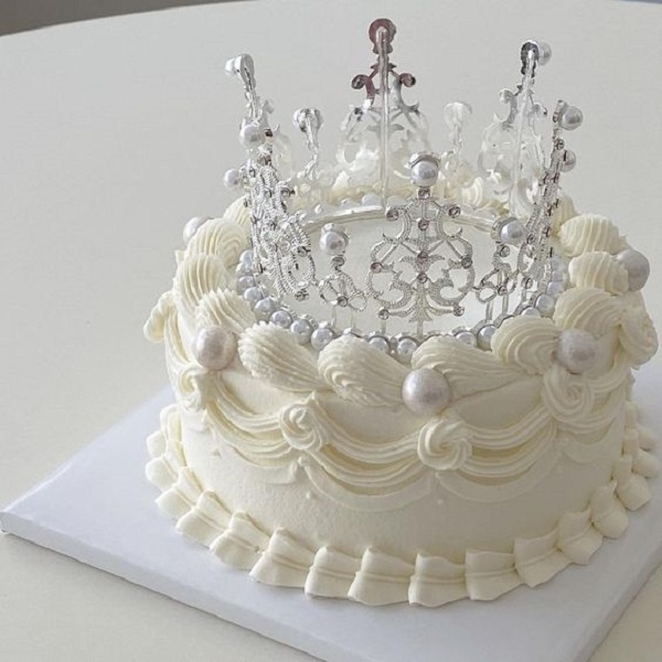 Bánh kem vương miện hiện đại với thiết kế tối giản mà sang trọng