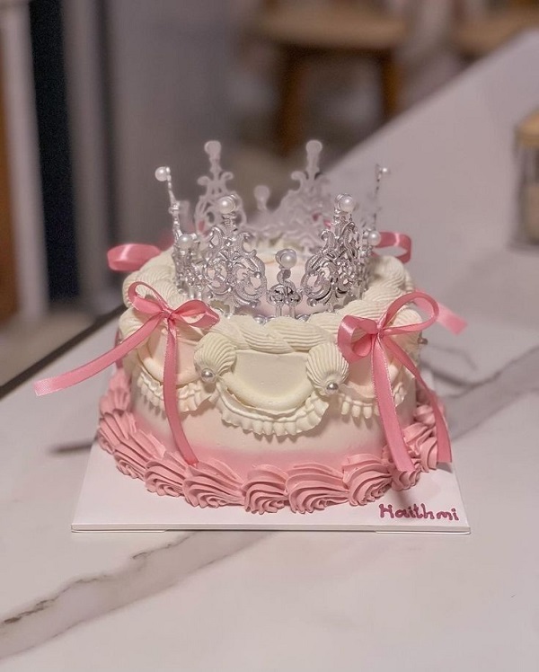 Bánh sinh nhật công chúa với vương miện vàng và nơ hồng dễ thương