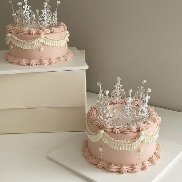 Mẫu bánh sinh nhật vương miện dễ thương cho bé gái