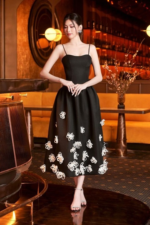 Đầm 2 dây thanh thoát, tạo vẻ đẹp hiện đại và quyến rũ.