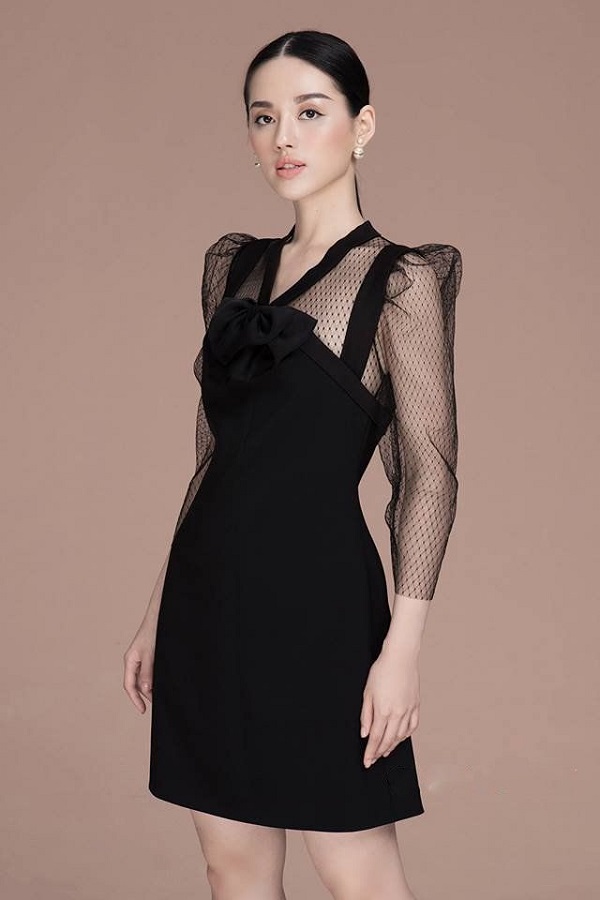 Mẫu đầm body dáng ngắn trẻ trung, giúp nàng khoe đôi chân dài quyến rũ.