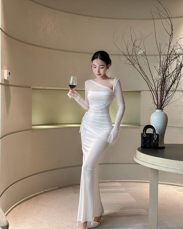 Thiết kế ôm sát với tay dài thanh lịch, tôn dáng quyến rũ cho bữa tiệc sang trọng.