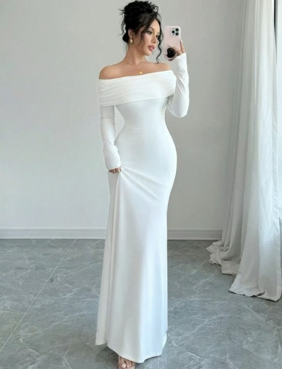 Đầm body dài chấm gót giúp nàng trở nên kiêu sa, phù hợp với những bữa tiệc cưới cao cấp