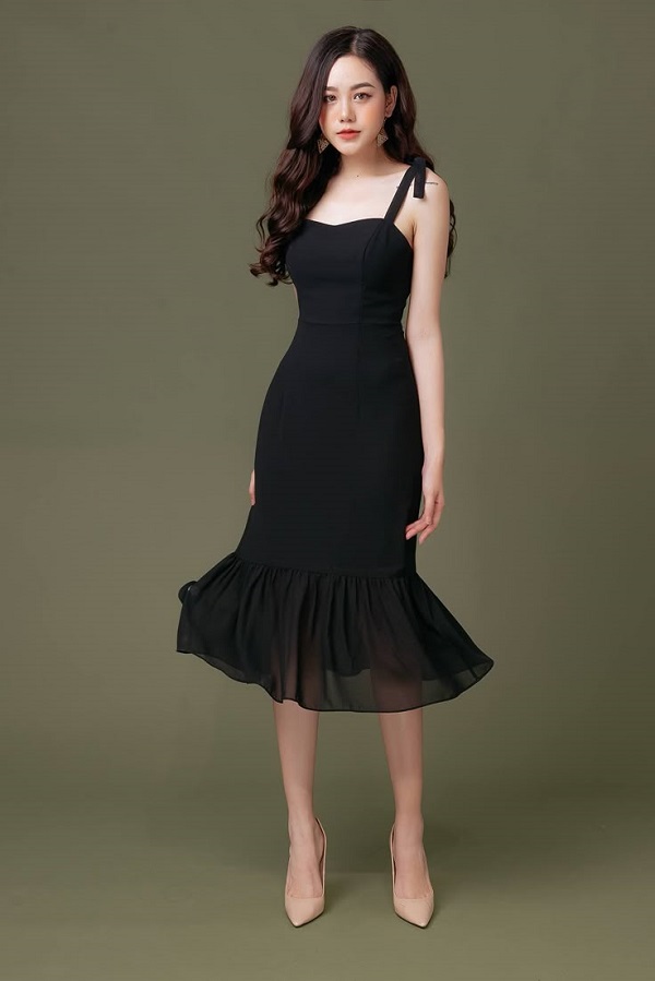 Đầm body ôm sát tông đen huyền bí, mang lại vẻ đẹp quý phái và đầy quyến rũ