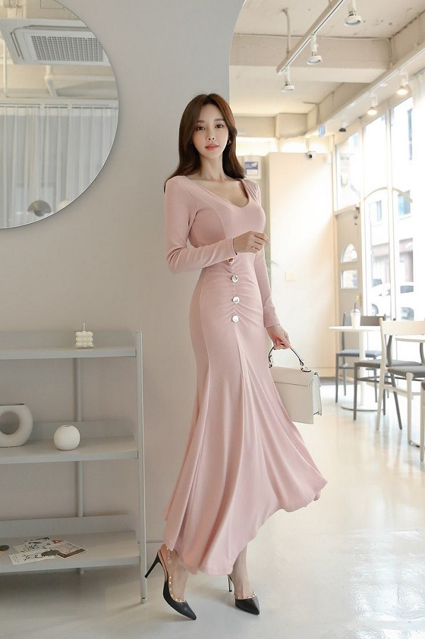 Mẫu đầm body đuôi cá ôm trọn đường cong, giúp nàng trở nên lộng lẫy trong tiệc cưới