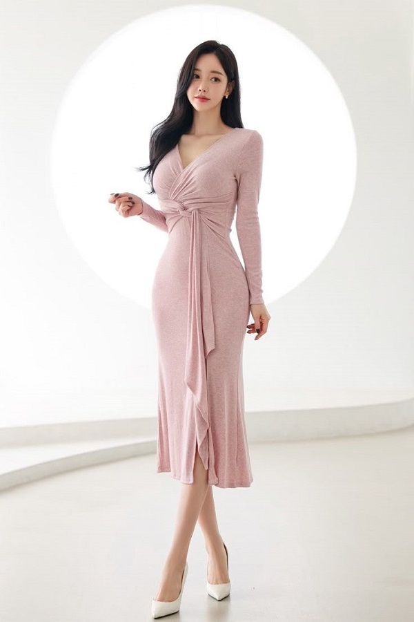 Mẫu đầm body chất thun cao cấp, co giãn tốt, thoải mái mà vẫn giữ được nét quyến rũ