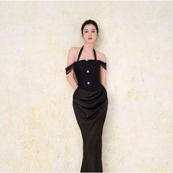 Đầm body ôm sát giúp tôn đường cong cơ thể một cách hoàn hảo.