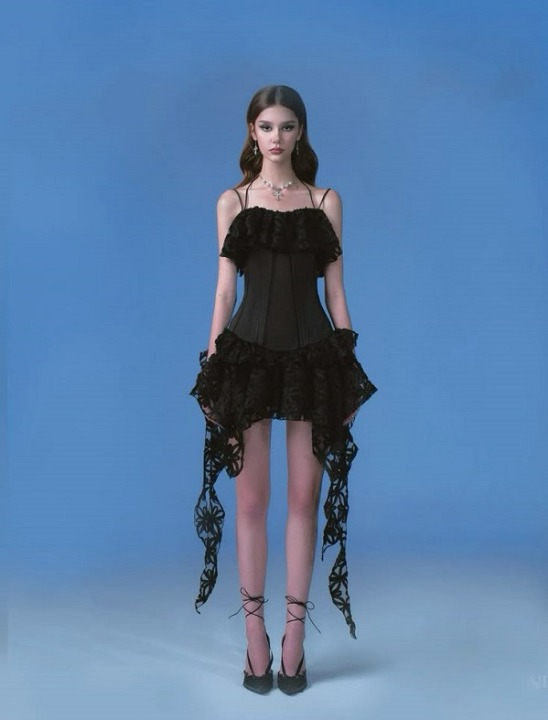 Đầm body ôm dáng kết hợp tua rua cá tính.