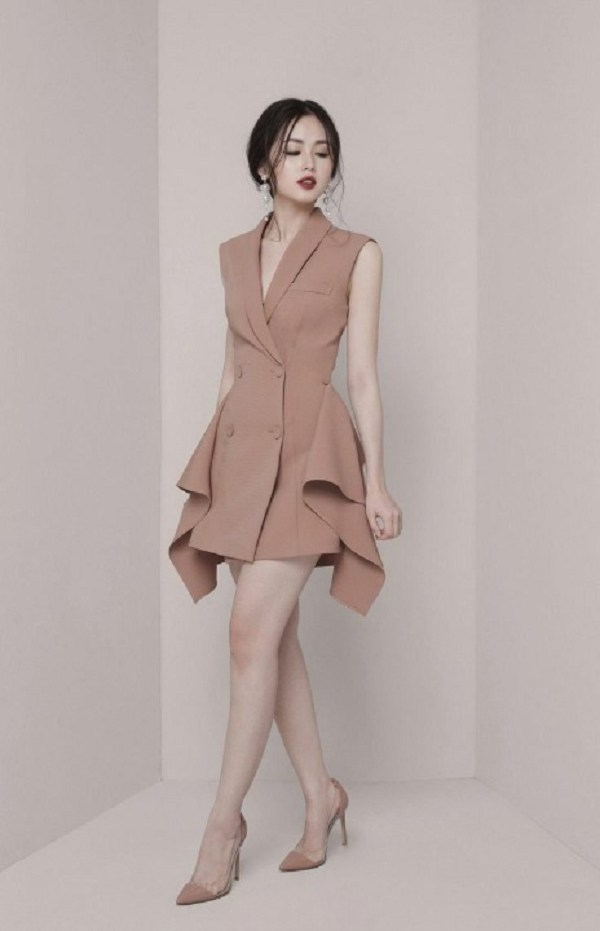 Đầm cổ V sang trọng, thiết kế tinh tế giúp kéo dài phần cổ, tạo tổng thể cao ráo hơn.