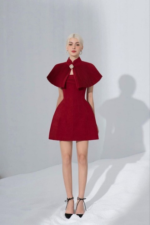 Đầm cúp ngực quyến rũ kết hợp với áo choàng sang trọng, tạo nên vẻ ngoài thanh lịch và đẳng cấp.