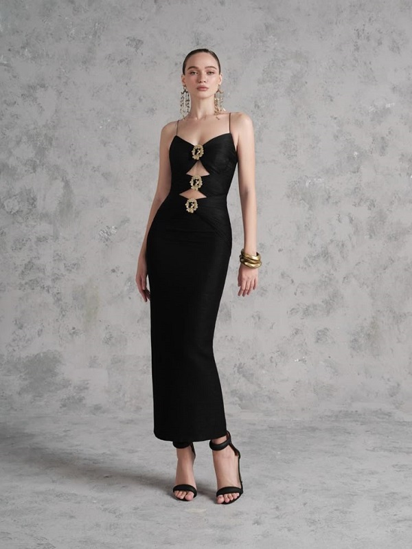 Đầm cut-out với đường cắt tinh tế, tạo vẻ ngoài quyến rũ nhưng không quá hở hang.