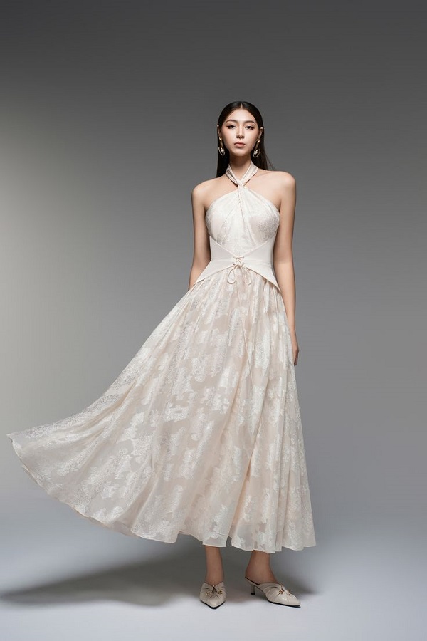 Đầm cổ yếm giúp khoe bờ vai thon gọn, tạo vẻ ngoài nữ tính.