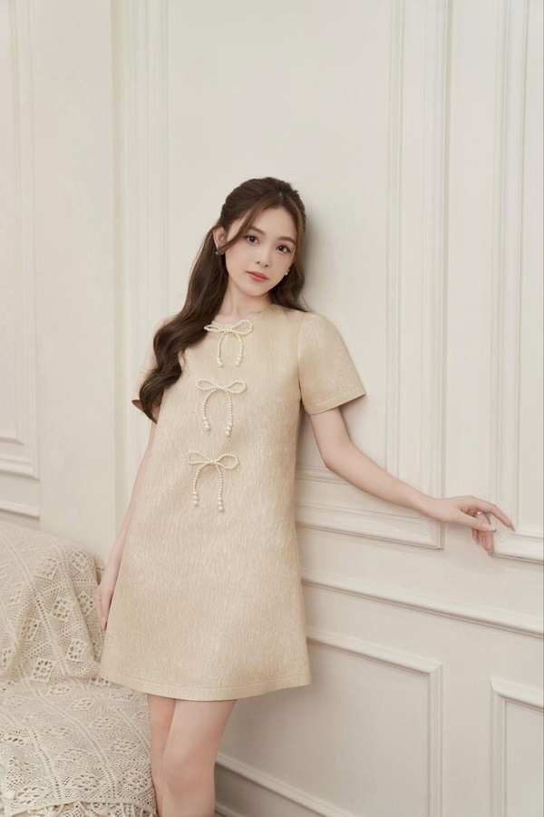 Đầm dáng suông đơn giản nhưng tinh tế, phù hợp với nàng lùn mập, tạo cảm giác nhẹ nhàng, thanh lịch.