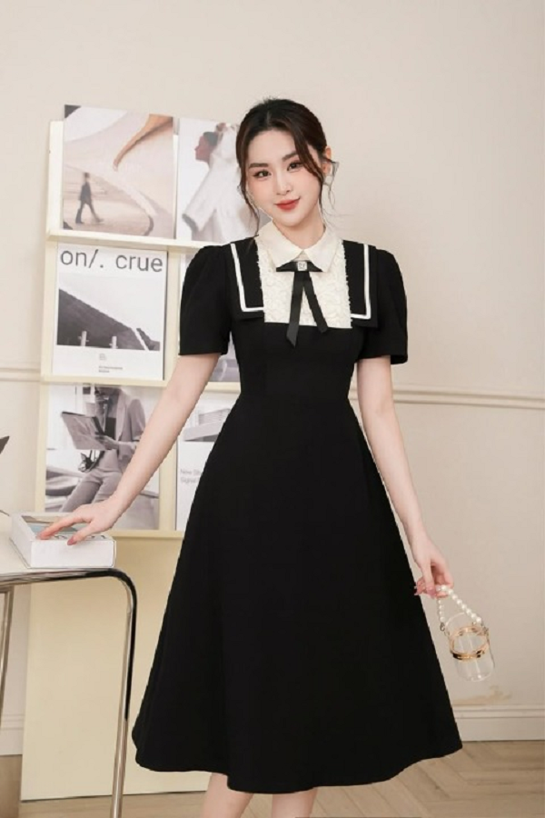 Đầm đen cổ trắng mang phong cách vintage, phần cổ thiết kế kiểu Peter Pan tạo nên vẻ đẹp hoài cổ đầy tinh tế.
