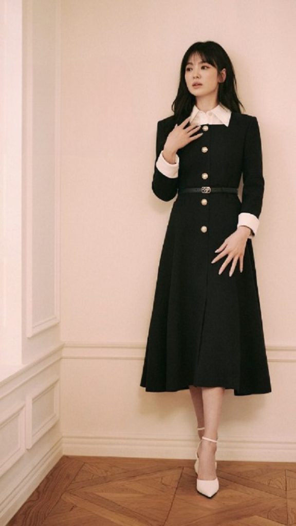 Đầm đen kiểu sơ mi với phần cổ trắng lịch sự
