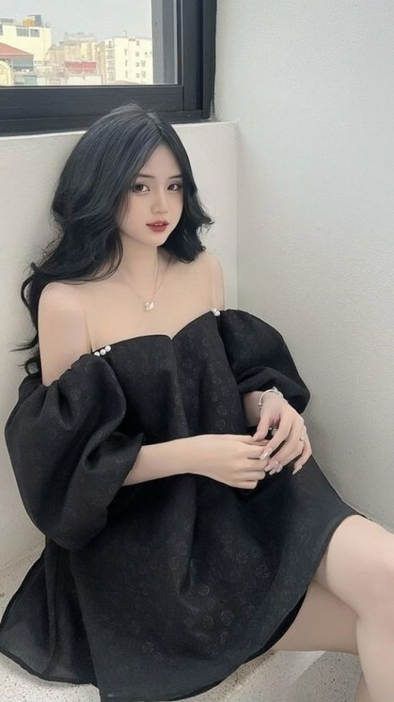 Cô gái trong chiếc đầm đen babydoll rộng rãi, mang vẻ ngoài trẻ trung, dễ thương mà vẫn thanh lịch.