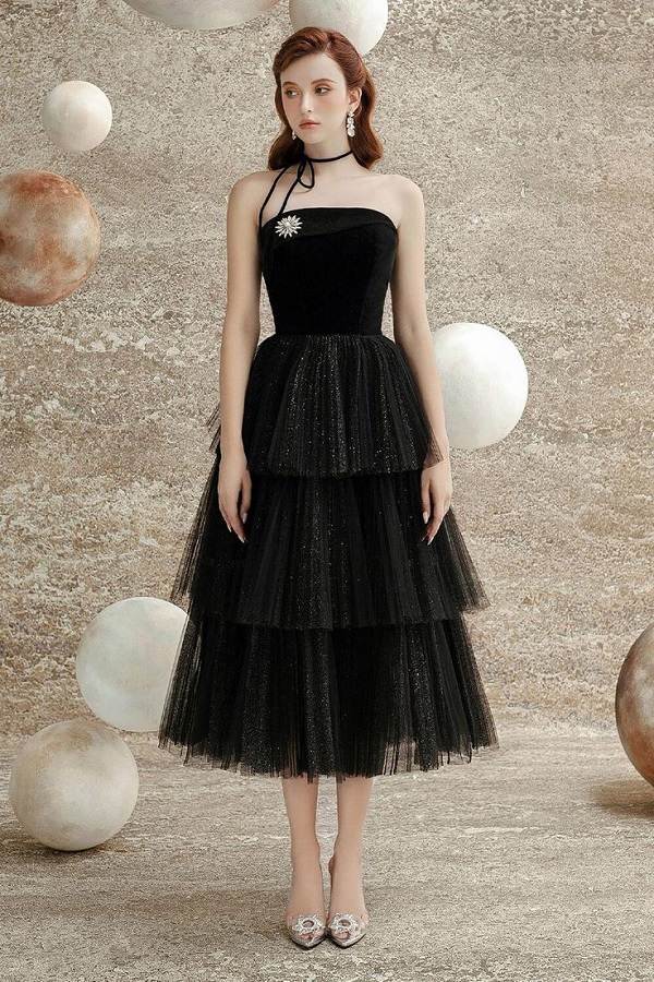 Tự tin trong chiếc đầm đen cúp ngực, tôn lên vòng một đầy đặn và đường nét quyến rũ.