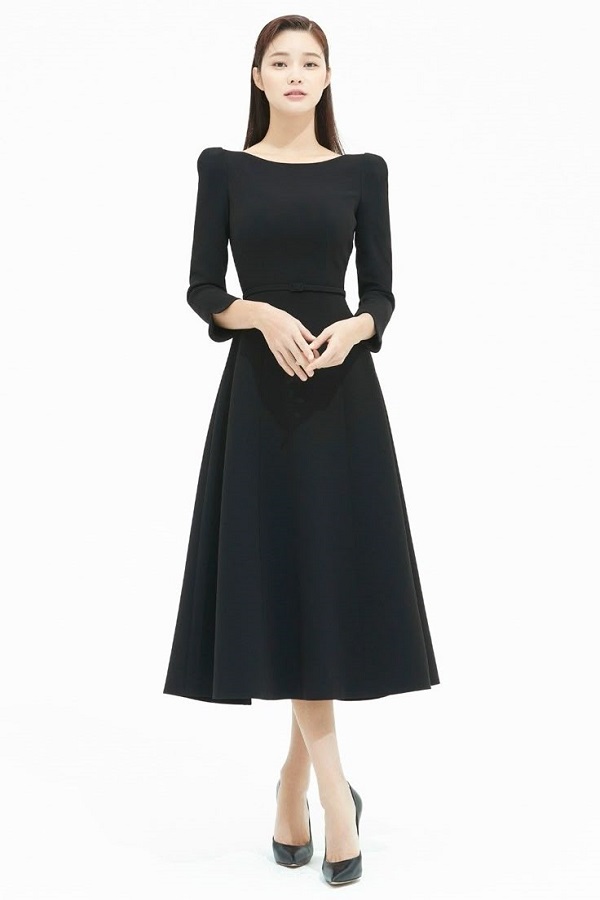 Đầm đen tay dài mang phong cách sang trọng và huyền bí.