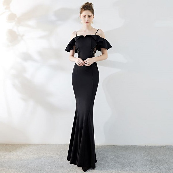 Sải bước trong chiếc đầm đuôi cá ôm sát, tạo hiệu ứng uyển chuyển, đầy quý phái tại buổi tiệc.