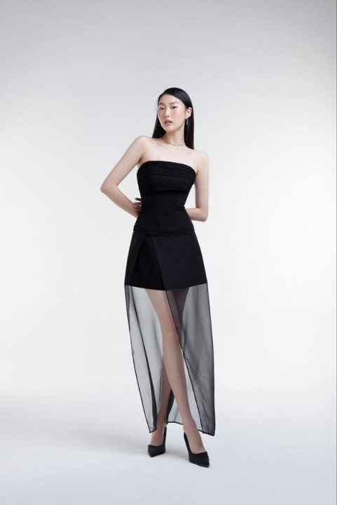 Một mẫu đầm đen phối voan bồng bềnh, tạo cảm giác thanh thoát, nữ tính và sang trọng.