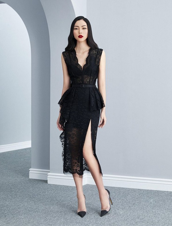 Chiếc đầm đen ren tinh tế với họa tiết mềm mại, tôn lên vẻ đẹp nữ tính và huyền bí của người mặc.