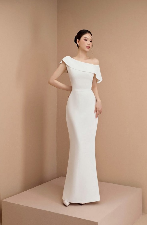 Đầm ôm sát cơ thể, xòe nhẹ ở phần đuôi, tạo sự uyển chuyển khi di chuyển.