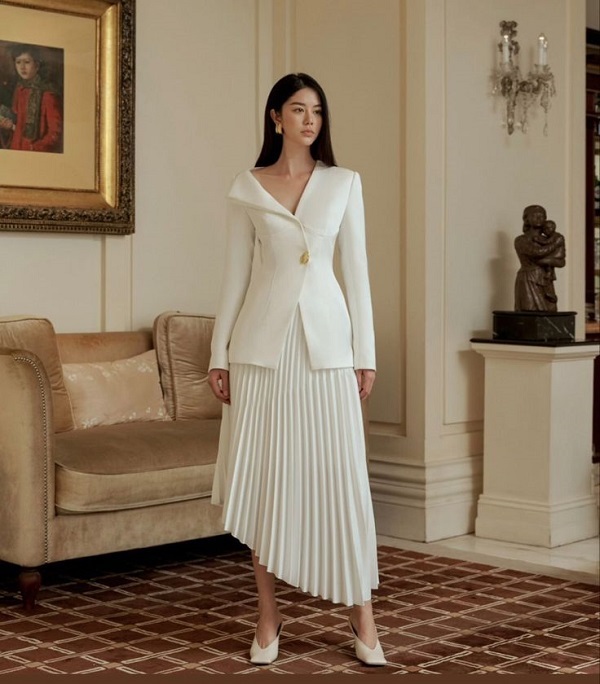 Thiết kế xếp ly tinh tế giúp chiếc đầm trở nên duyên dáng, phù hợp với không gian tiệc cưới thanh lịch.