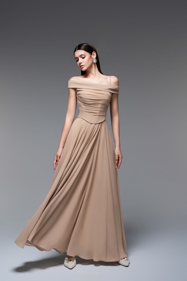 Chiếc đầm midi xòe nhẹ, tạo vẻ đẹp thanh thoát, nữ tính.