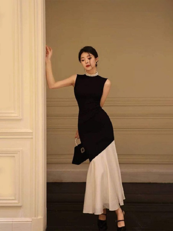 Mẫu đầm đuôi cá sang trọng với tông màu đen chủ đạo, phối chi tiết chân váy trắng tạo vẻ quyến rũ và thanh lịch.