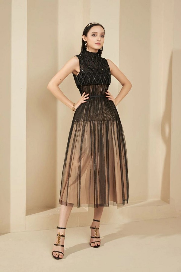 Đầm phối voan nhẹ nhàng, mang đến vẻ đẹp mềm mại, nữ tính.