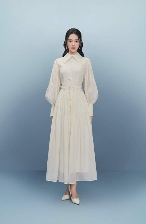 Đầm sơ mi cách điệu với thiết kế tay phồng mang phong cách cổ điển, sang trọng.